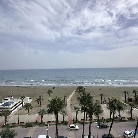 アパート Vibrant Finikoudes Sea View 2 Bedroom ラルナカ