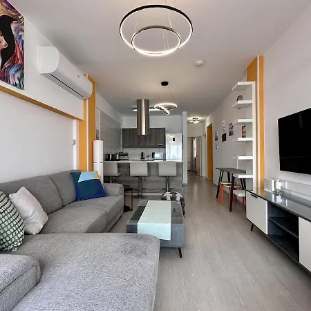 Vibrant Finikoudes Sea View 2 Bedroom ラルナカ