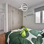 Vibrant Finikoudes Sea View 2 Bedroom * Larnaca