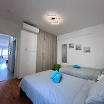Vibrant Finikoudes Sea View 2 Bedroom لارنكا