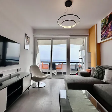 Vibrant Finikoudes Sea View 2 Bedroom לרנקה