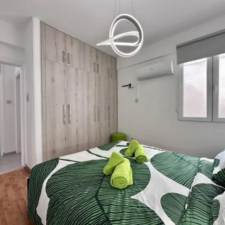 Vibrant Finikoudes Sea View 2 Bedroom * Larnaca