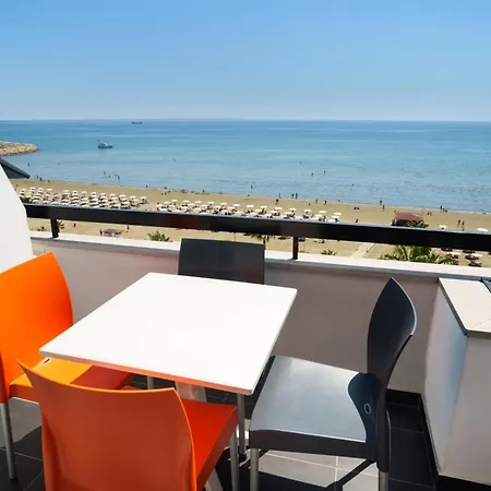 Vibrant Finikoudes Sea View 2 Bedroom Apartament Larnaca