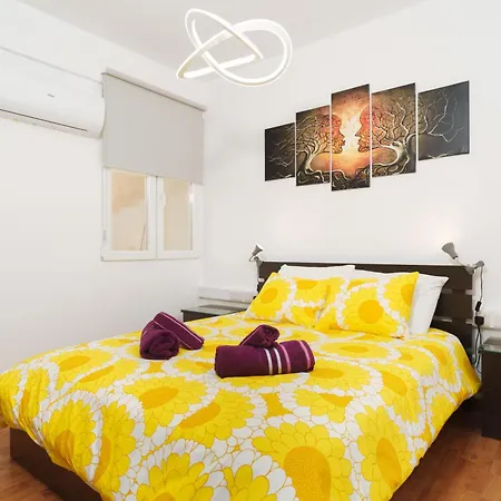 Vibrant Finikoudes Sea View 2 Bedroom *