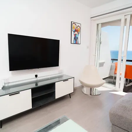 Vibrant Finikoudes Sea View 2 Bedroom * Larnaca