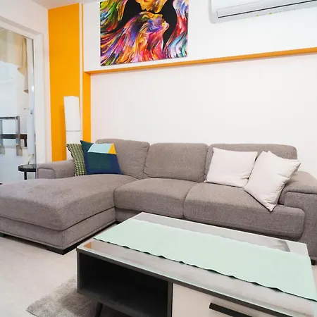 Vibrant Finikoudes Sea View 2 Bedroom Apartament