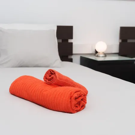 Vibrant Finikoudes Sea View 2 Bedroom Apartament Larnaca