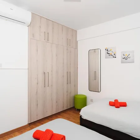 Vibrant Finikoudes Sea View 2 Bedroom * Larnaca