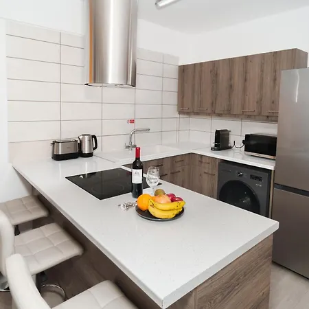 Vibrant Finikoudes Sea View 2 Bedroom *