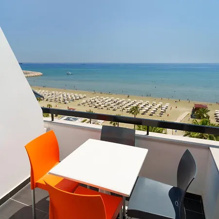 Vibrant Finikoudes Sea View 2 Bedroom * Larnaca