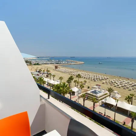 Vibrant Finikoudes Sea View 2 Bedroom Apartament