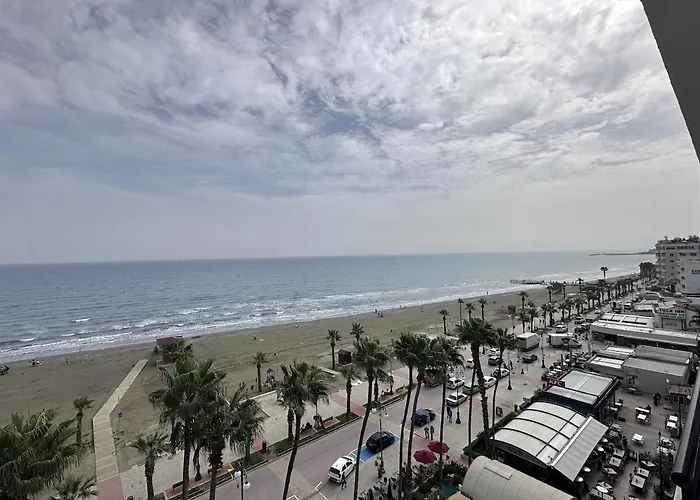 Vibrant Finikoudes Sea View 2 Bedroom דירה