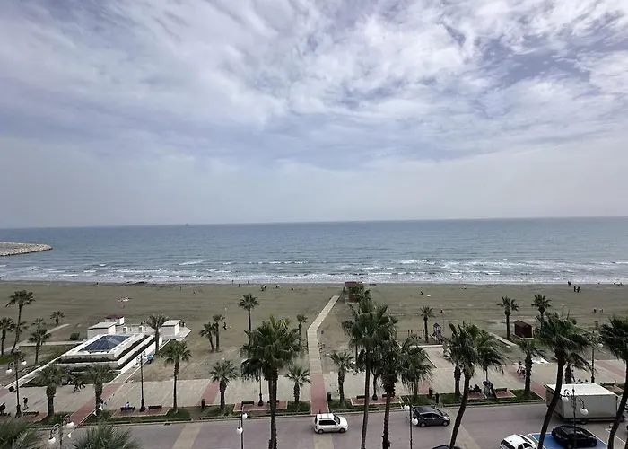 דירה Vibrant Finikoudes Sea View 2 Bedroom לרנקה