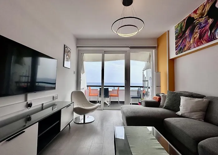 Vibrant Finikoudes Sea View 2 Bedroom Larnaca