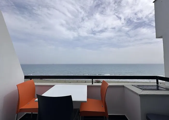 דירה Vibrant Finikoudes Sea View 2 Bedroom לרנקה