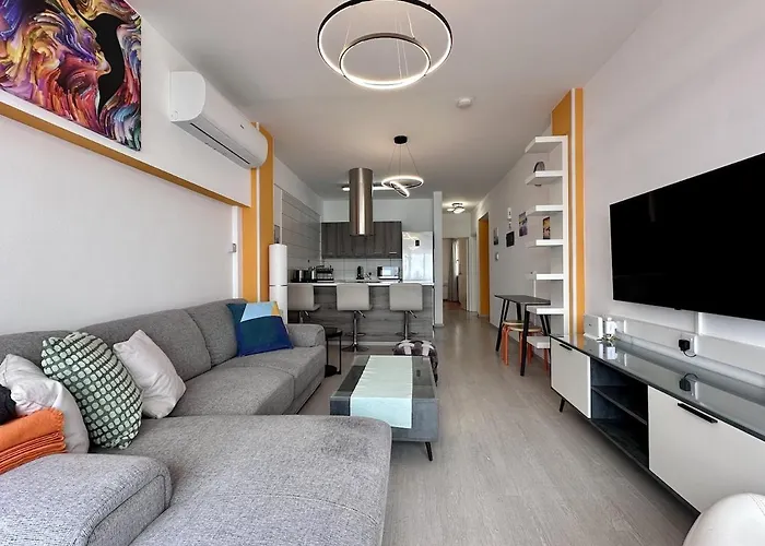 Vibrant Finikoudes Sea View 2 Bedroom Larnaka