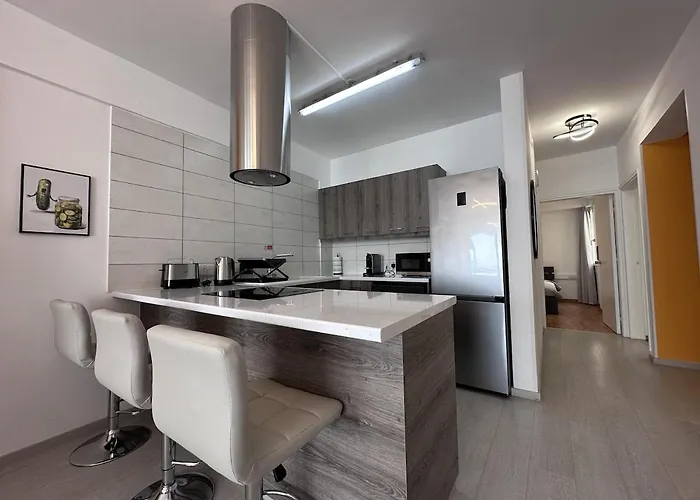 Vibrant Finikoudes Sea View 2 Bedroom דירה *