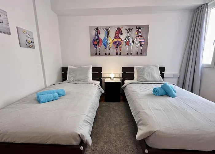 Vibrant Finikoudes Sea View 2 Bedroom דירה לרנקה