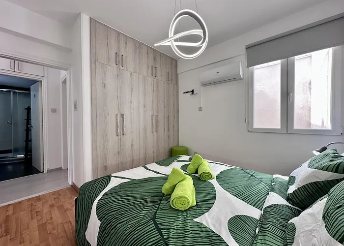 Vibrant Finikoudes Sea View 2 Bedroom * לרנקה