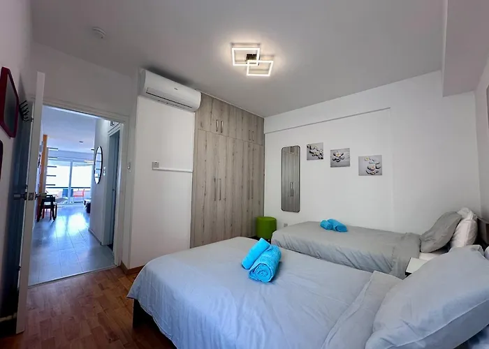 Vibrant Finikoudes Sea View 2 Bedroom לרנקה