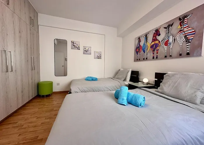 Apartment Vibrant Finikoudes Sea View 2 Bedroom Larnaka